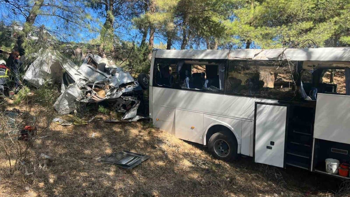 Germencik’te turist otobüsü ve midibüs kazası: 2 can kaybı
