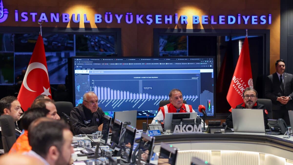 İstanbul’daki sağanakta İBB’den ulaşım uyarısı: Zorunlu olmadıkça çıkmayın