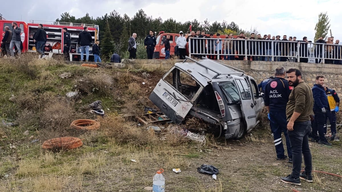 Sivas'ta hafif ticari araç şarampole devrildi: 3'ü ağır 5 yaralı