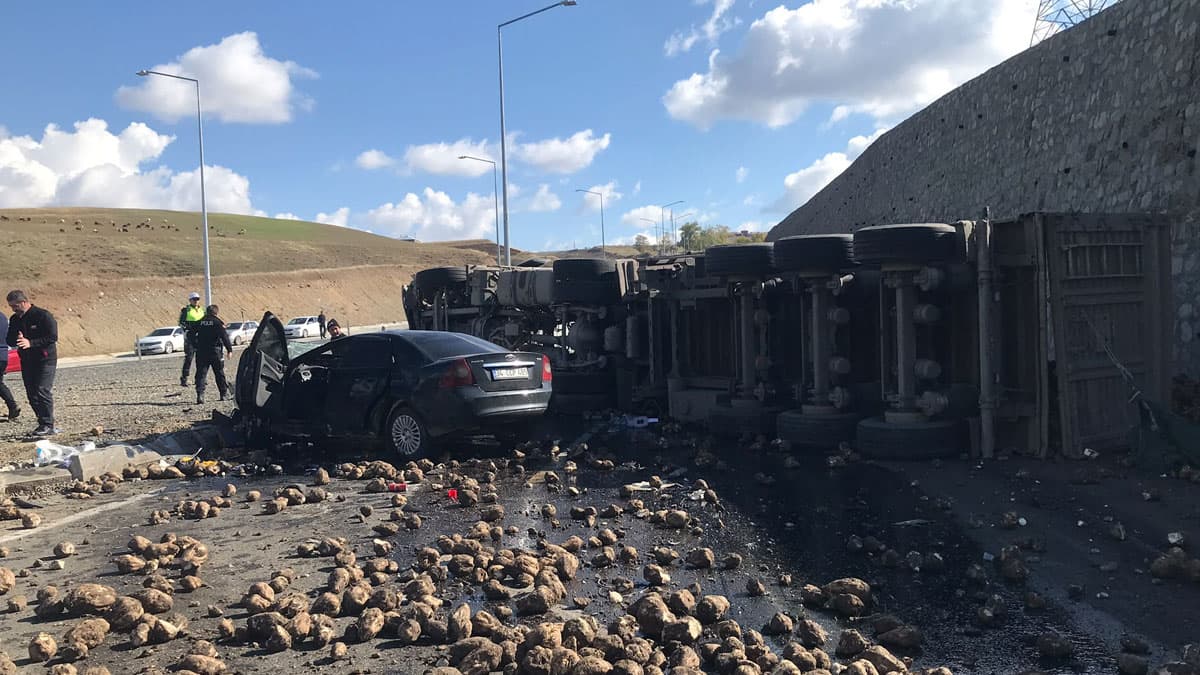 Ağrı’da pancar yüklü tır ile otomobil çarpıştı: 4 ölü, 1 yaralı