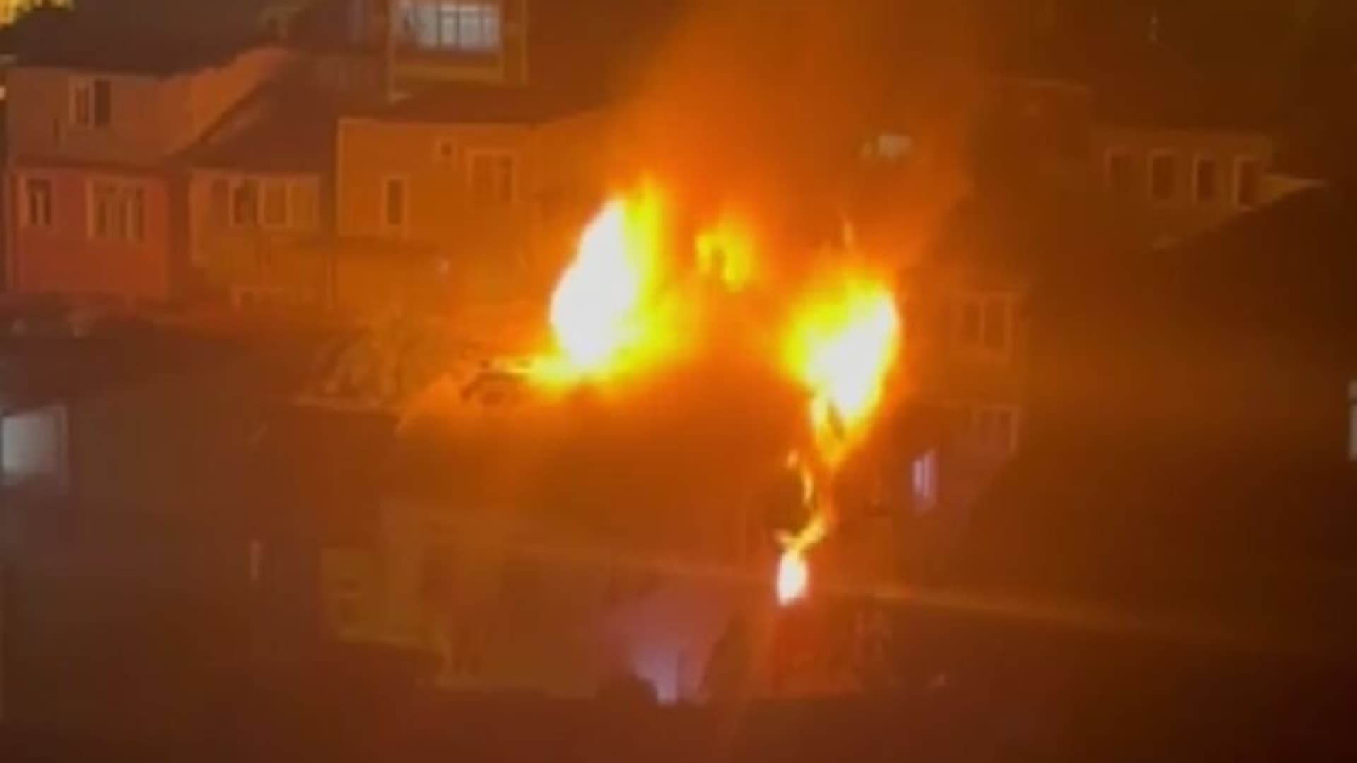 Fatih'te yanan 2 katı bina küle döndü! 1 ölü
