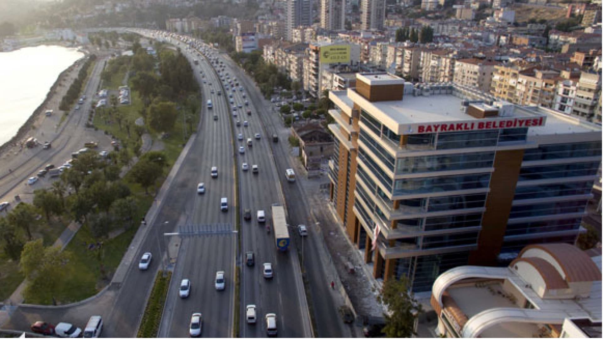 İzmir'de Bayraklı Belediyesi'ne operasyon: 48 gözaltı