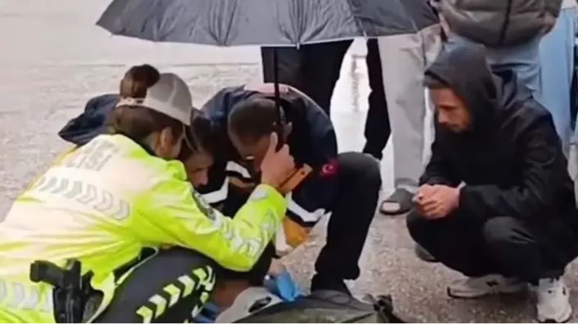 Yaralı gence polis şemsiyesi