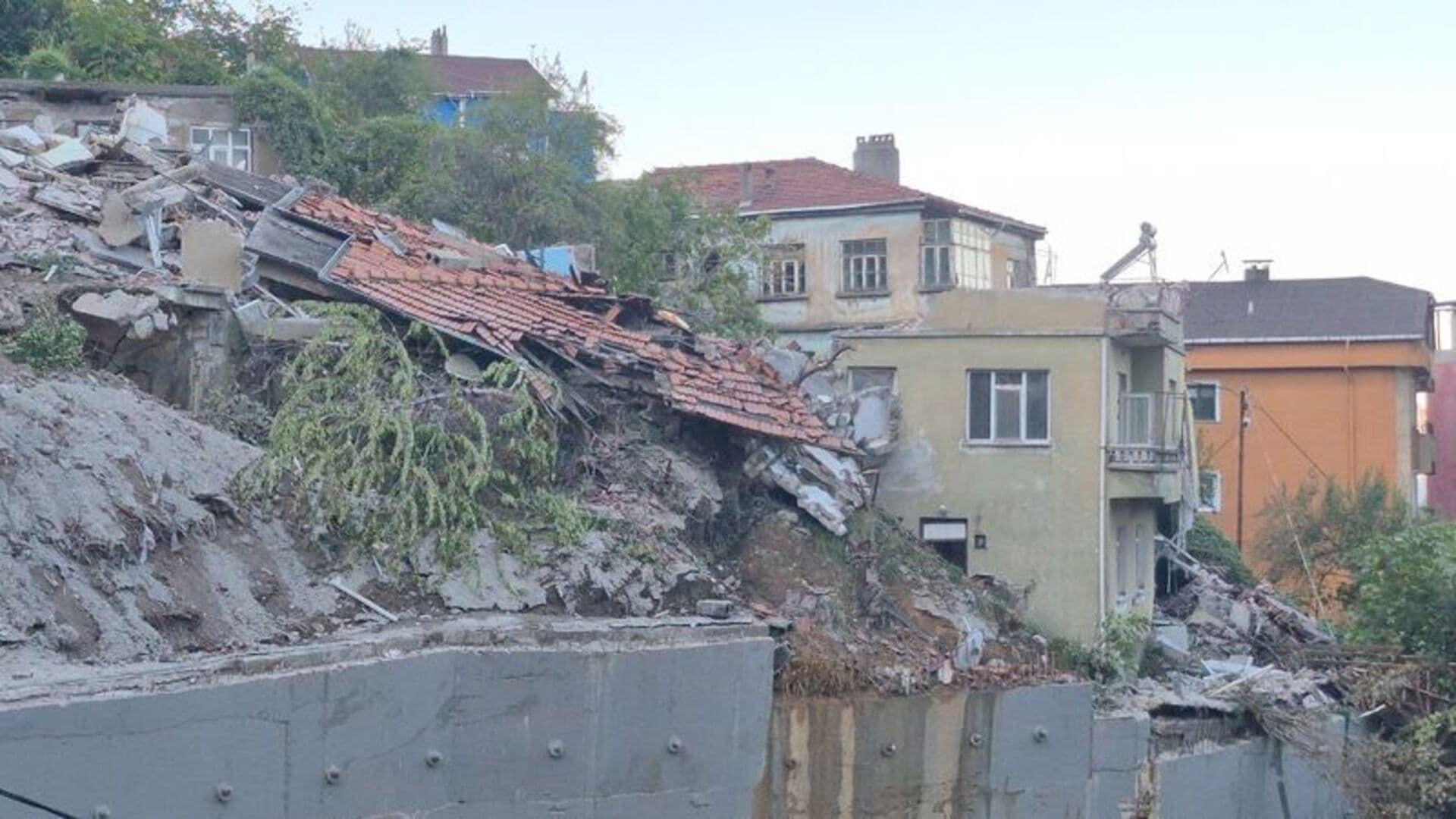 Zonguldak'ta 7 bina tedbiren boşaltıldı