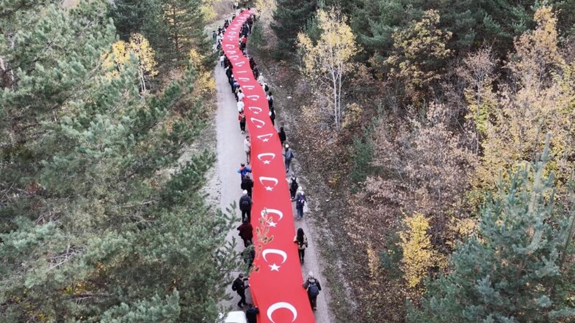 100 metrelik Türk bayrağıyla Cumhuriyet yürüyüşü