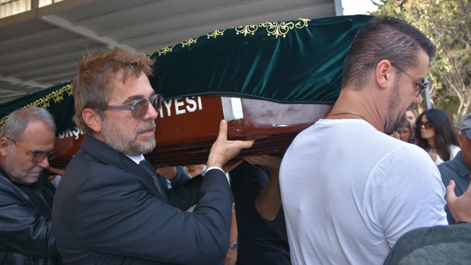 Babasını son yolculuğuna uğurladı