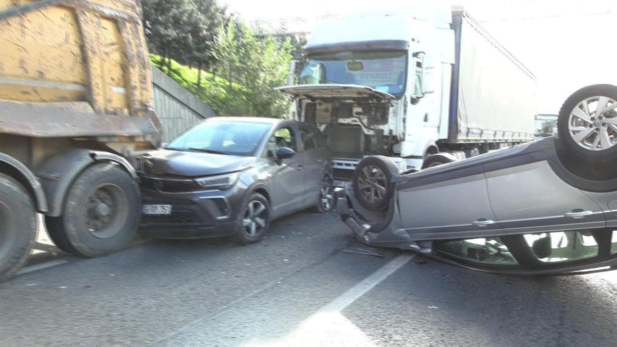 Bağcılar'da zincirleme kaza! 5 araç birbirine girdi