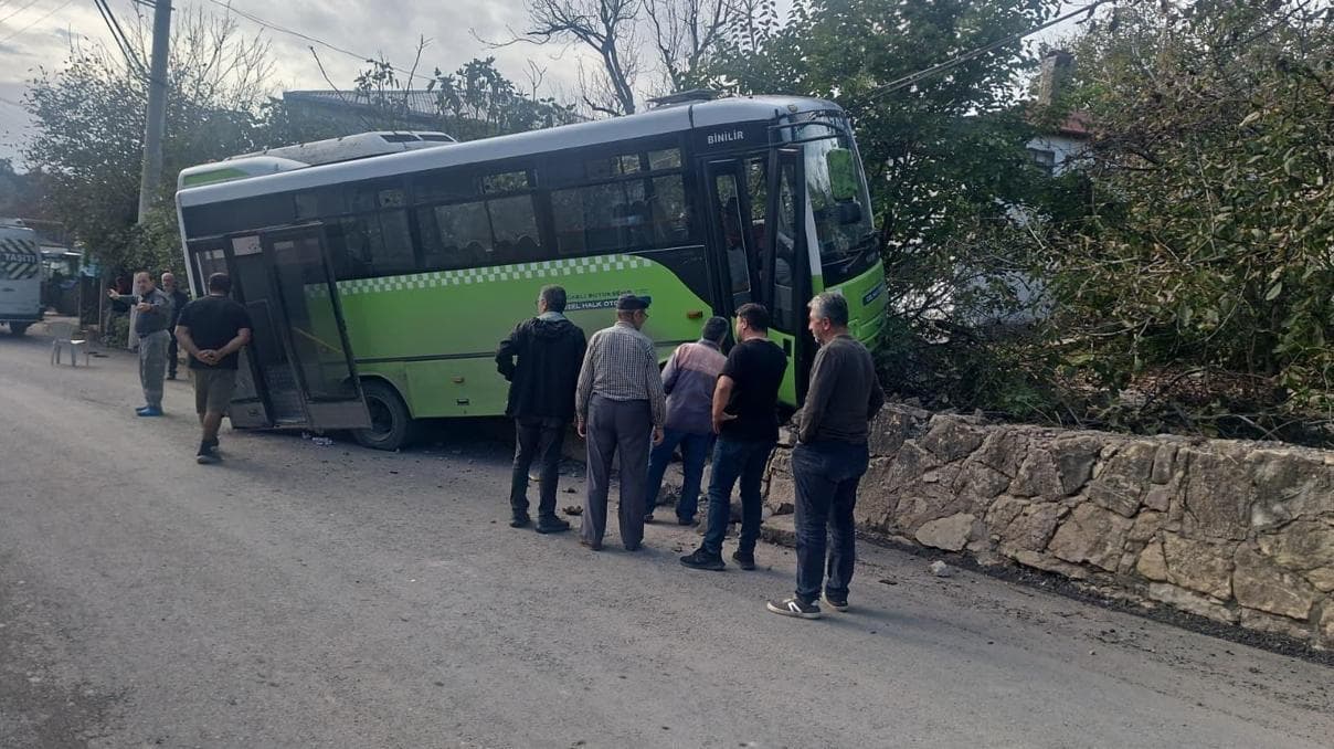 Özel halk otobüsü duvara çarptı: 10 yaralı