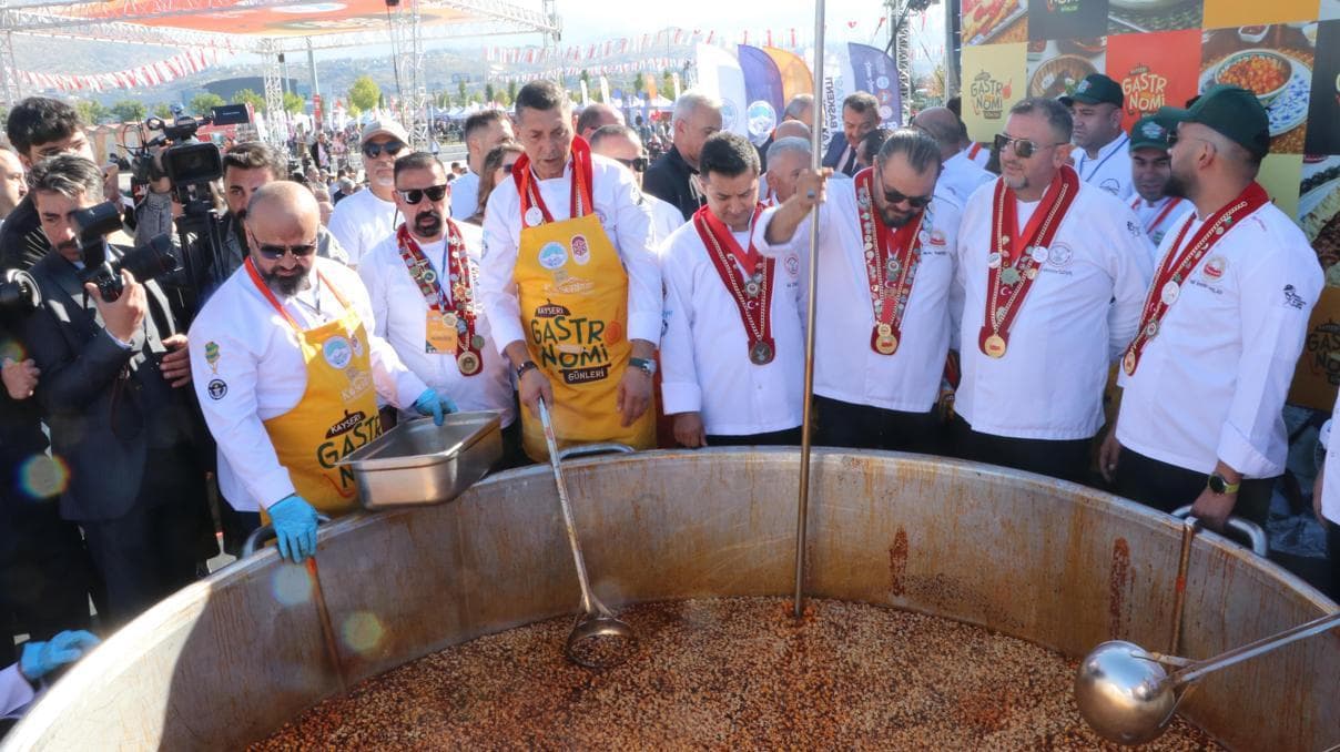 Gastronomi Günleri’nde 1 ton börek aşı çorbası ikram edildi