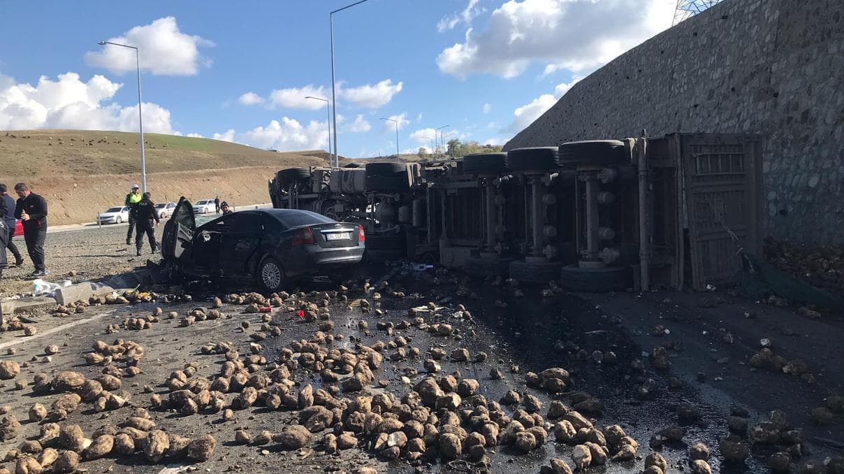 Pancar yüklü TIR ile otomobil çarpıştı: 4 ölü, 1 yaralı