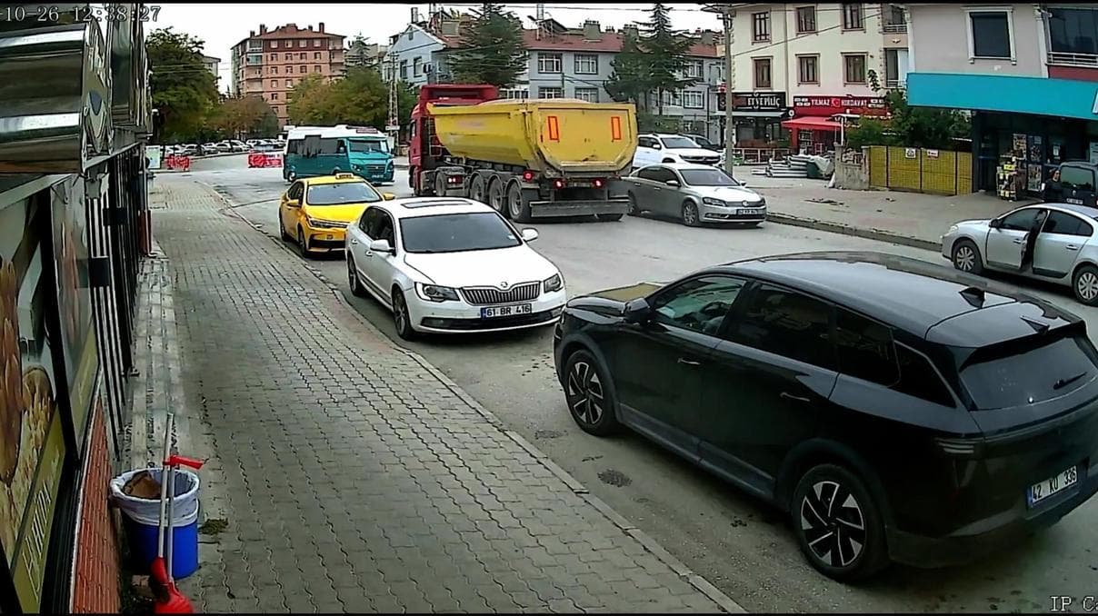 Yolcu minibüsü ile hafriyat kamyonu çarpıştı: 10 yaralı