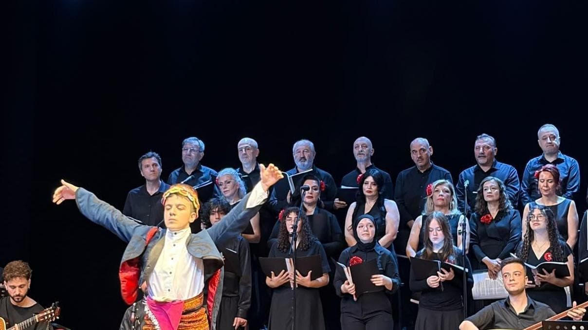 Tozlanmış türküler konserinde öğrenciler ve öğretmenler aynı sahneyi paylaştı
