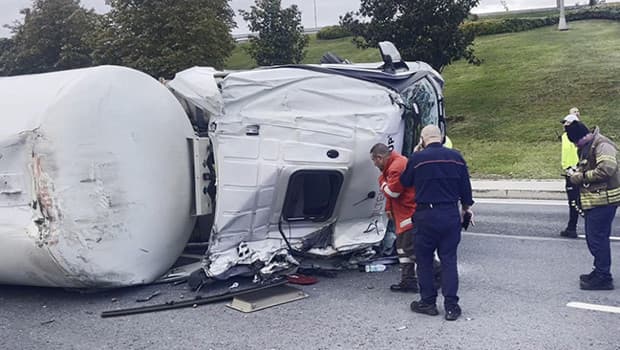 Bakırköy'de tanker devrildi: 1 kişi yaralandı, yol trafiğe kapatıldı