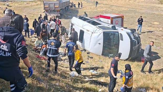 Aynı yöne gidiyorlardı kaza şarampolde bitti! Minibüste: 1 ölü, 10 yaralı