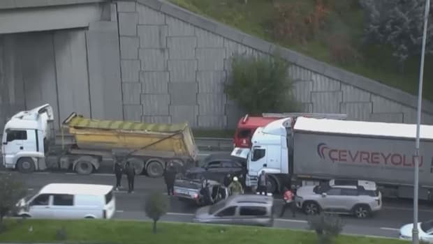 Bağcılar'da zincirleme trafik kazası: Yaralılar var