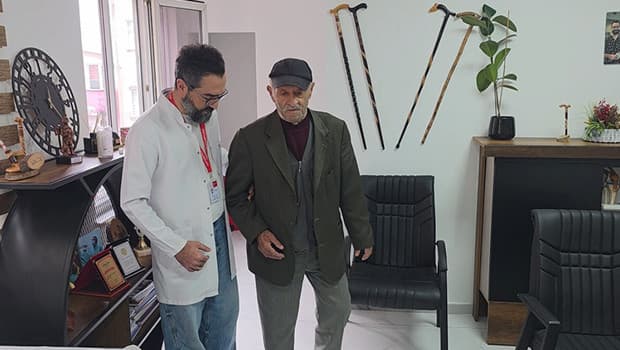 "Ayağın kesilecek" denilen 72 yaşındaki madenciye umut olan tedavi: Yeniden ayağa kalktı