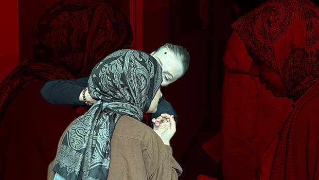 KPSS'de dikkat çeken anlar! Sınavın başlamasına 1 dakika kala fark edildi: Çıkarmayı unutup geldi, görevliler yardım etti