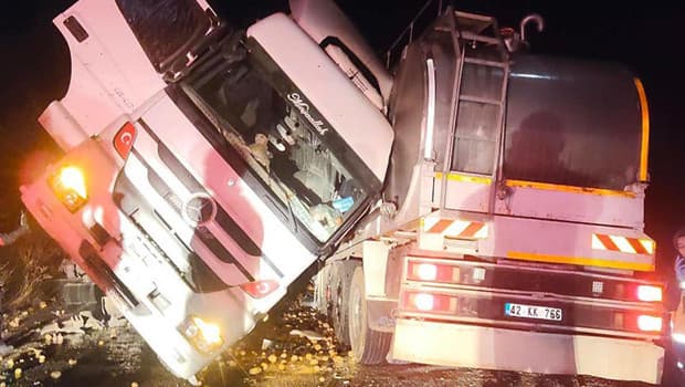 Aynı yönde giden Tanker ile TIR çarpıştı: Sürücü kabinde can verdi