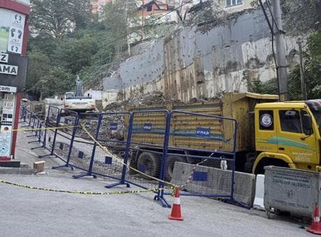 Zonguldak'ta çöken binanın çevresindeki bir bina daha boşaltılıyor