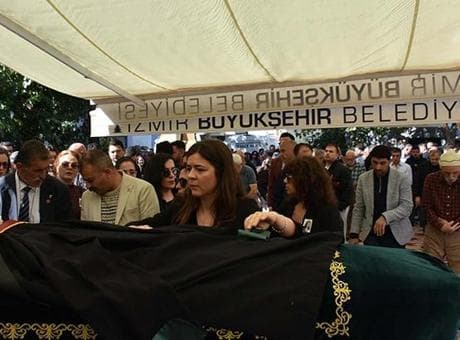 Avukat Özge'ye acı veda! Cübbesiyle son yolculuğuna uğurlandı