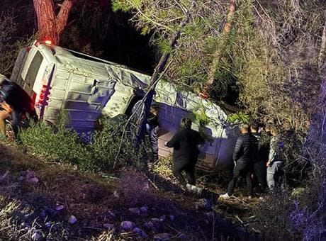 Antalya'da dağcıları taşıyan minibüs şarampole devrildi: 15 yaralı