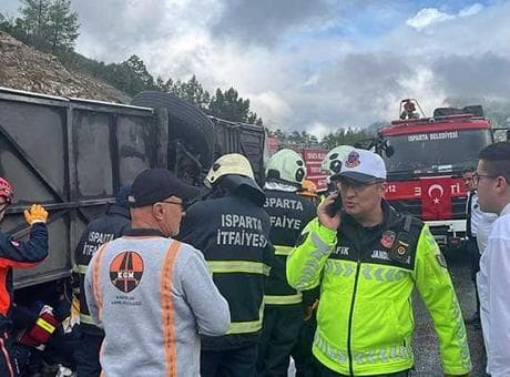 Son dakika... Antalya kara yolunda yolcu otobüsü devrildi! Ölü ve yaralılar var