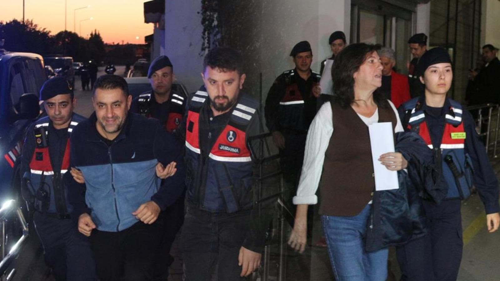 Belediye başkanı, teyzesi ve selefi dahil 34 kişi tutuklandı!