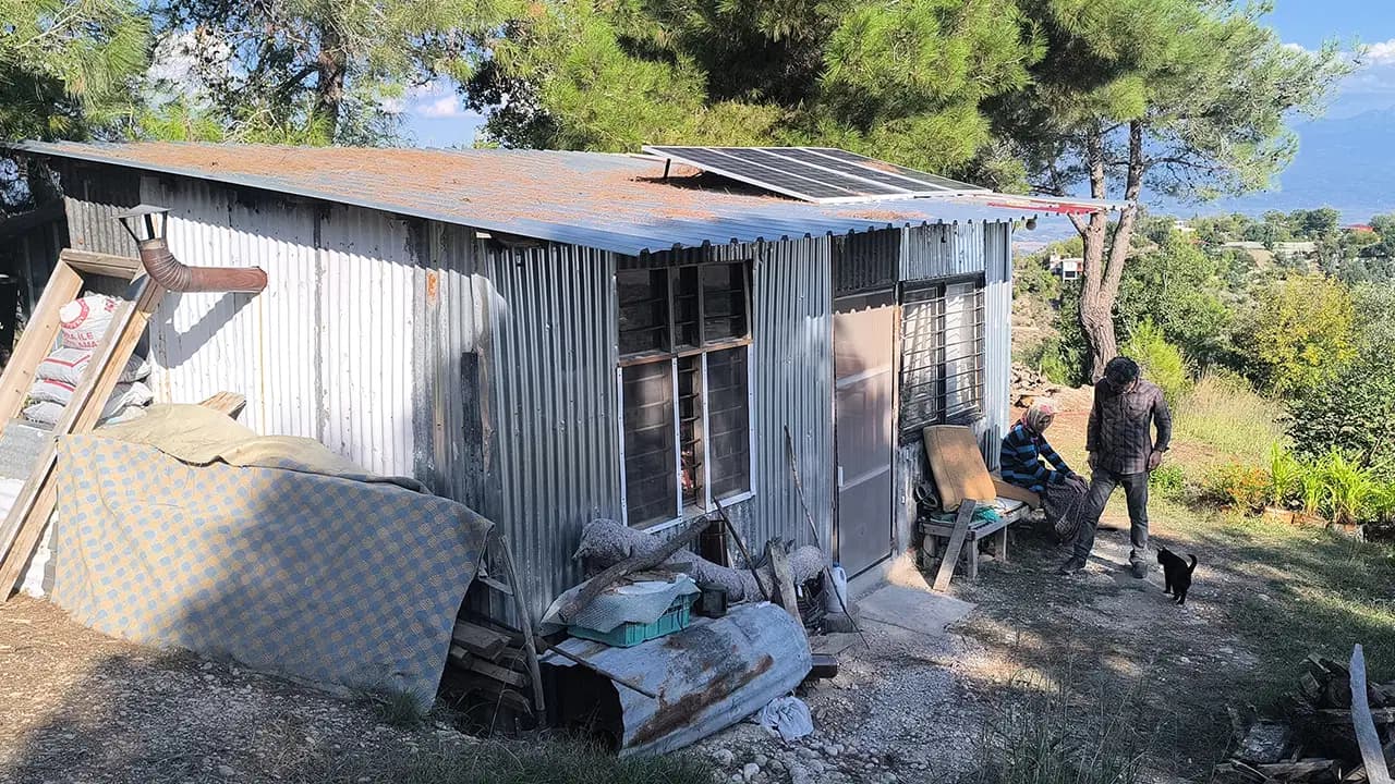 Depremde baraka, yağışta konteyner gitti: Ailenin tek isteği güvenli bir ev