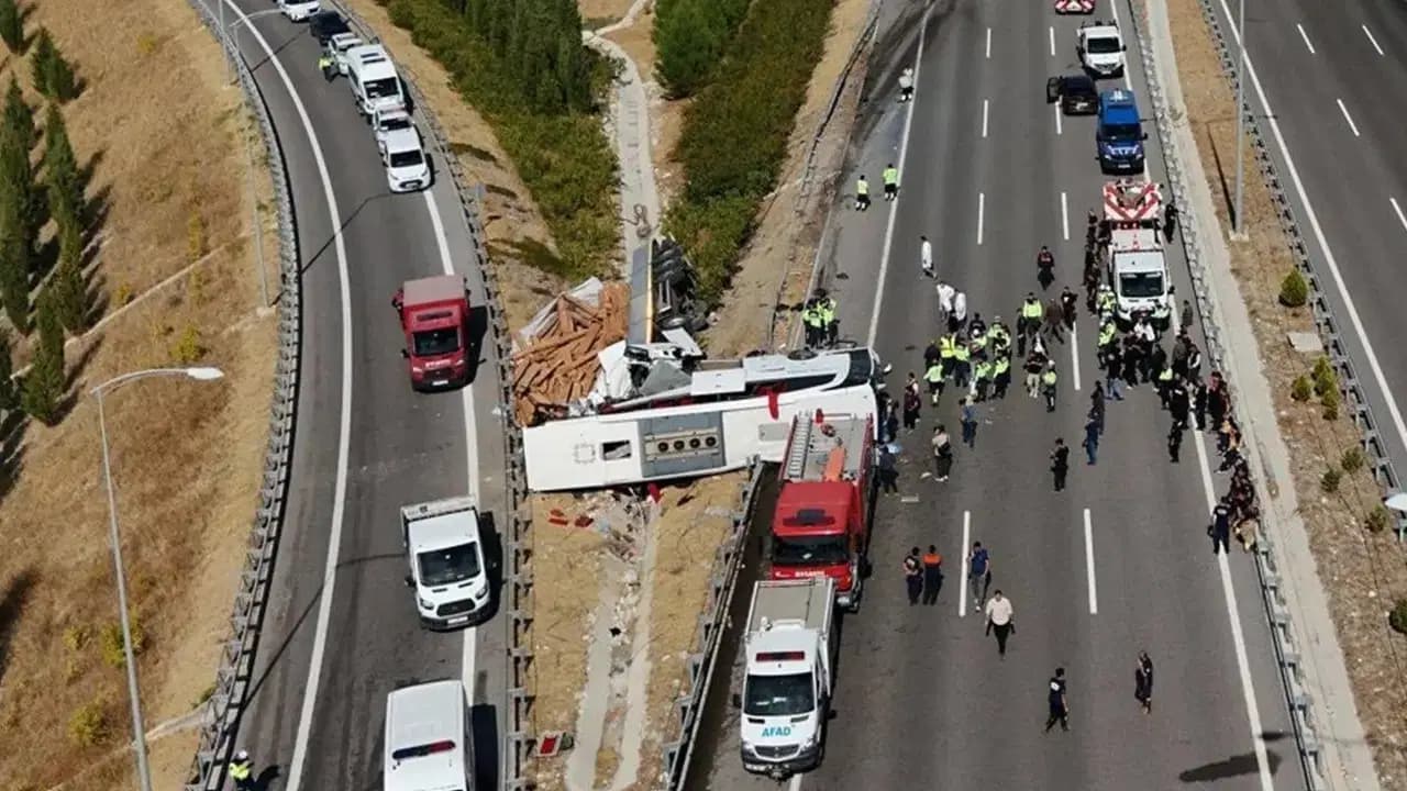 Çekici, tur otobüsüne çarpmıştı... Manisa'daki faciada ölü sayısı 12'ye yükseldi