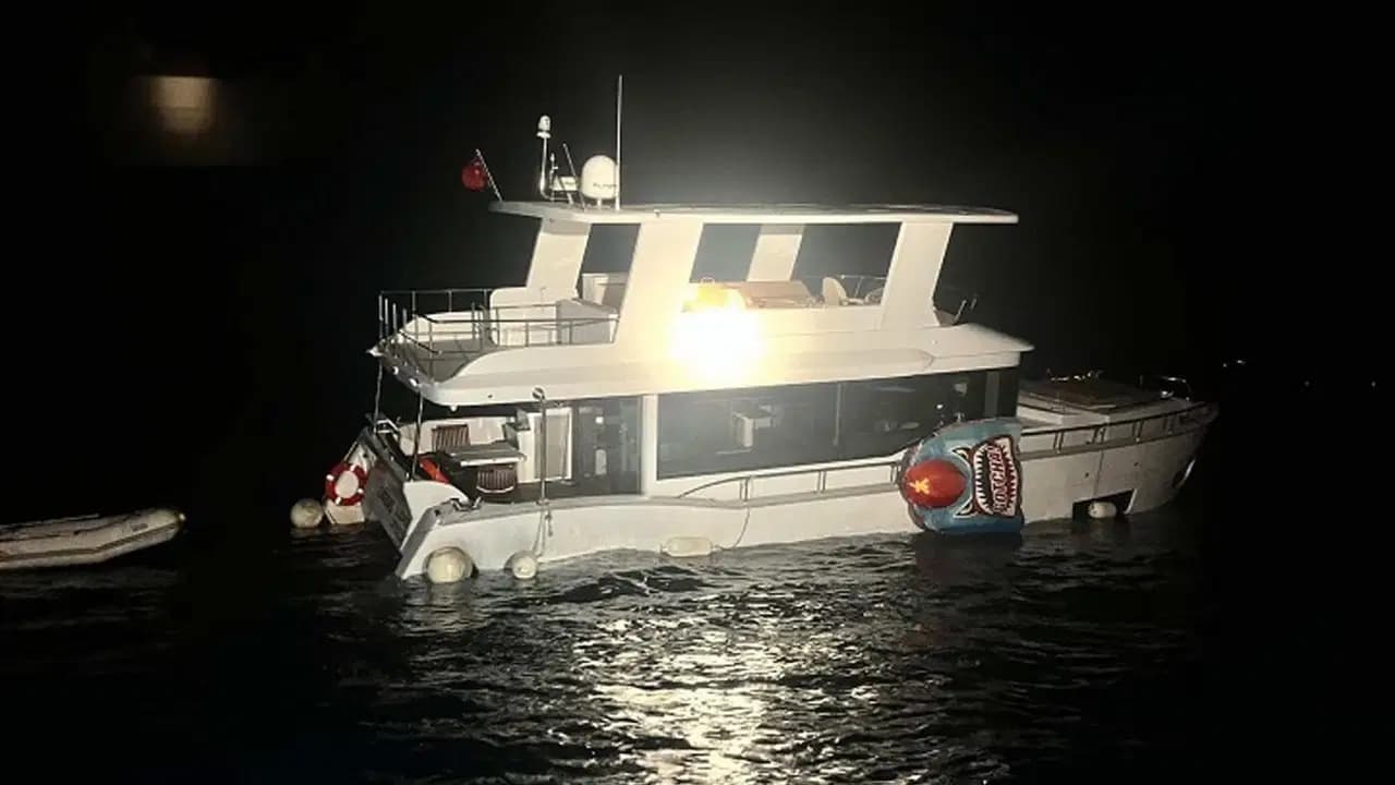 Çanakkale'de batma tehlikesi geçiren teknedeki 2 kişi kurtarıldı