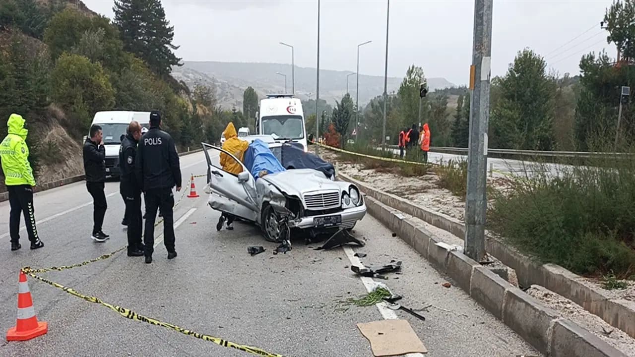 Düğün yolunda acı kaza: 1 kişi hayatını kaybetti, 4 kişi yaralandı