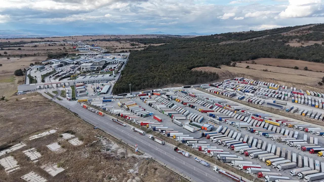 Bulgaristan sınırında 30 kilometre TIR kuyruğu: 'Daha ne kadar bekleyeceğimiz belli değil'
