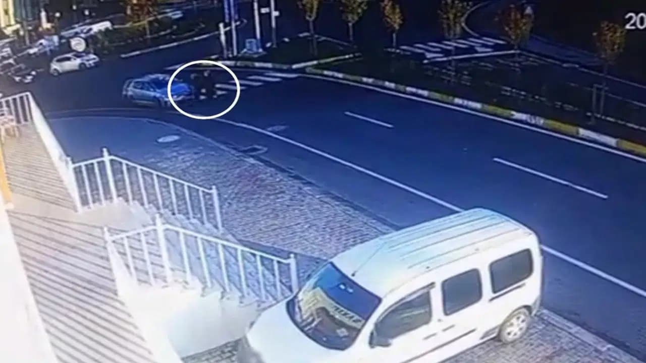 Korkunç anlar kamerada: Yaya geçidinde öğretmenleri havaya savurdu