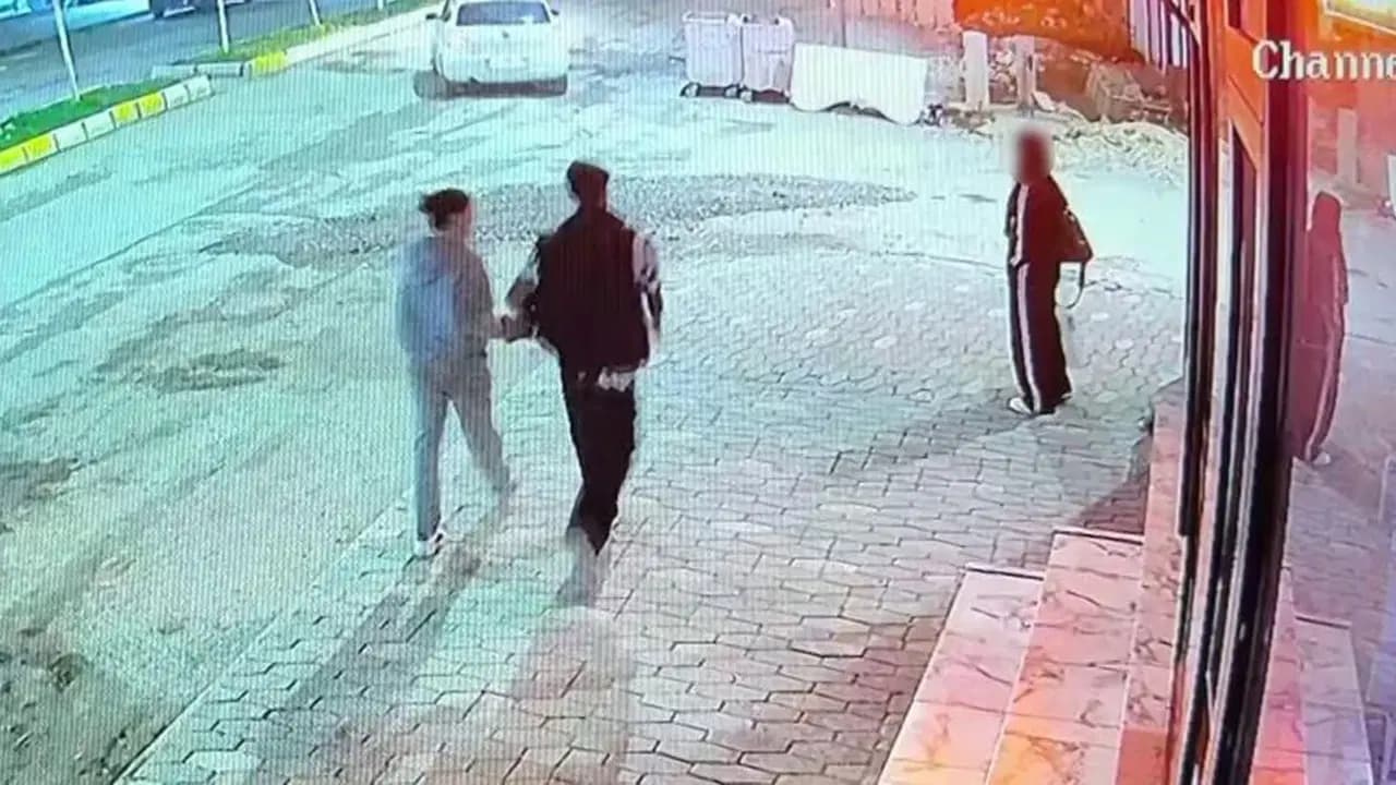Vicdanları sızlatan anlar kamerada: Yemek yiyen kediye taşla vurdu