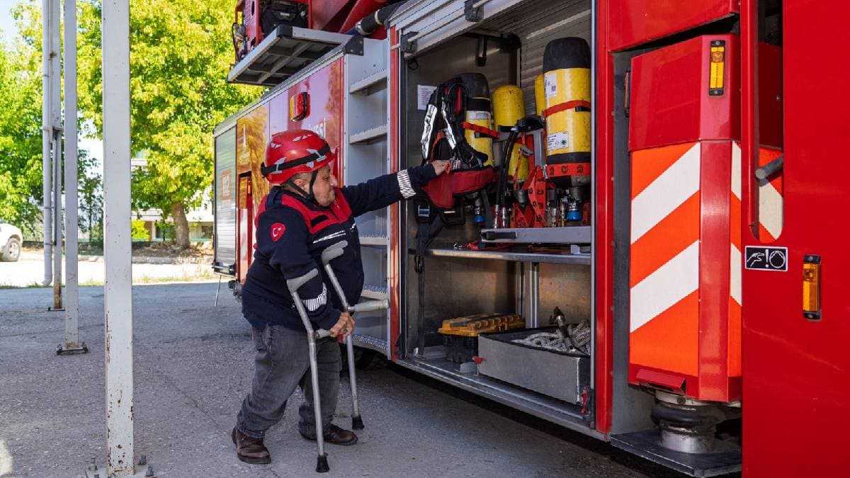 Cam kemik hastalığına rağmen 24 yıldır itfaiyede görev yapıyor