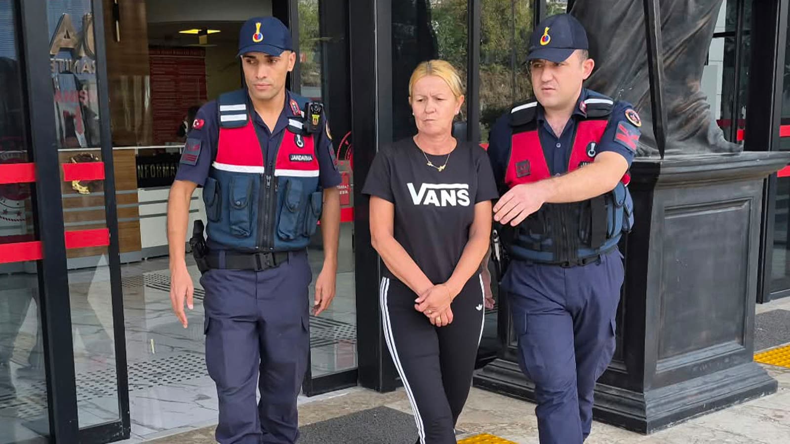 Antalya'da otelin merdivenlerinden düşen turist öldü; eşi tutuklandı