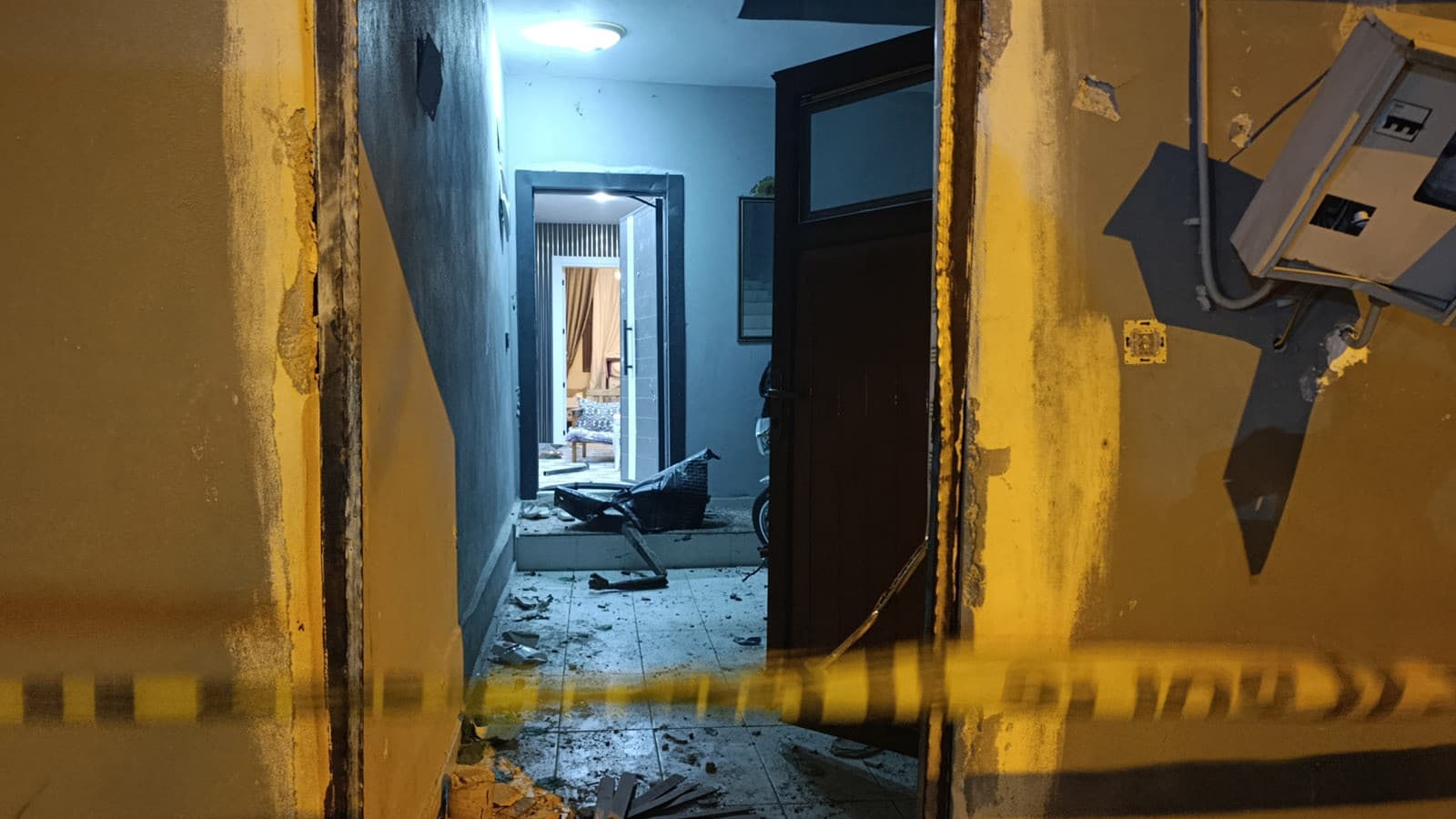 Adana'da içinde çocukların da bulunduğu eve el yapımı patlayıcı atıldı