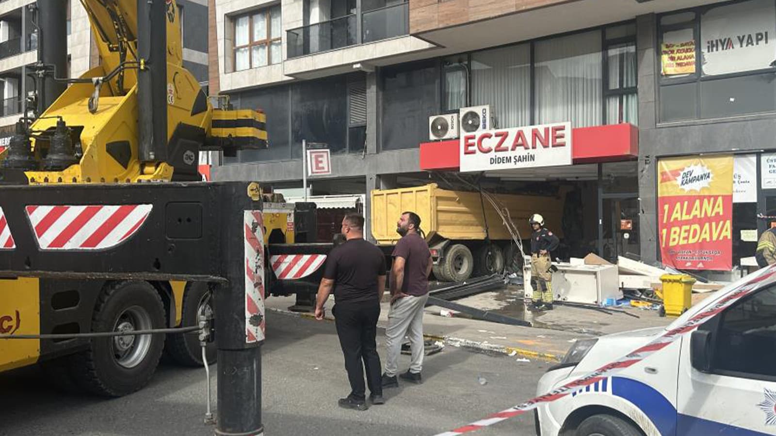 İstanbul'da kamyon eczaneye daldı: 7 yaralı
