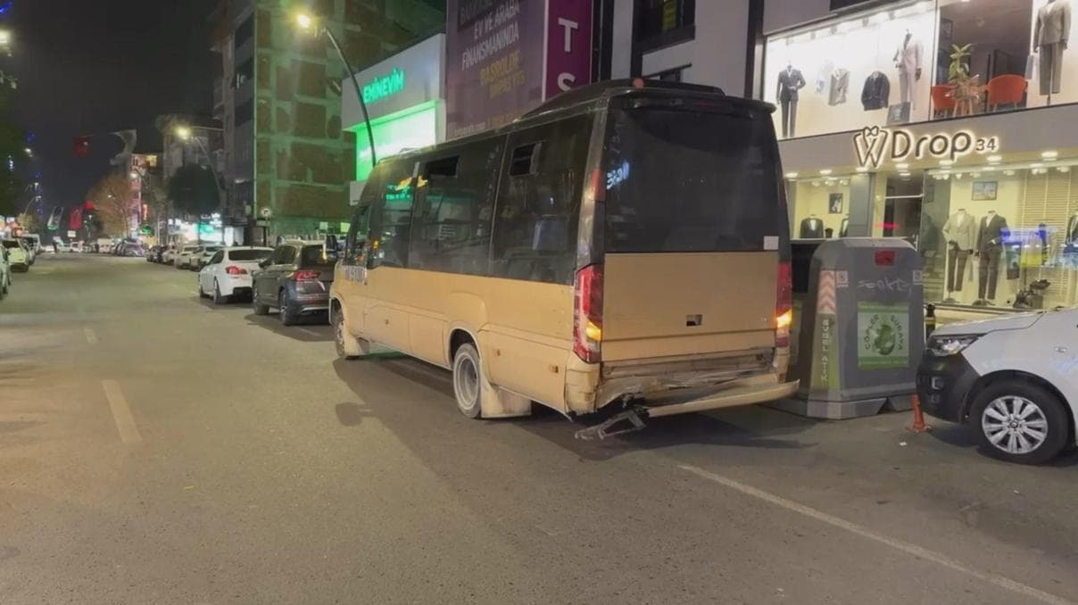 Küçükçekmece’de otomobil, yolcu minibüsüne çarptı: 2 yaralı