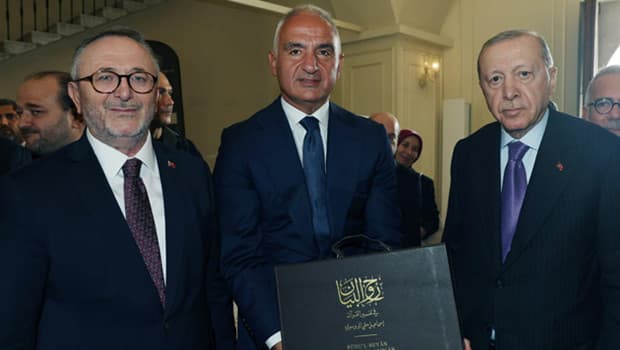 23 yılda tamamlandı | Eşsiz eser, Bakan Ersoy tarafından Cumhurbaşkanı Erdoğan'a takdim edildi