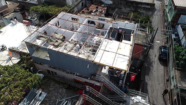 Adana'da fırtına çatıyı uçurdu! Evin sahibi o anları anlattı: Deprem oldu sandık