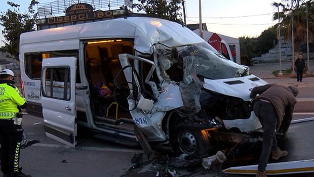 Servis minibüsü hafriyat kamyonuna çarptı: 9 kişi yaralandı