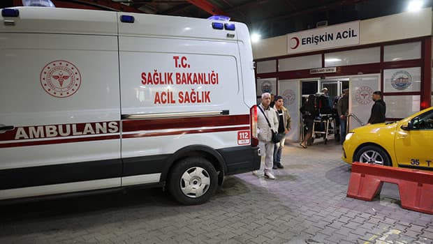 İzmir sahilinde laf atma kavgası: Kulağını ısırarak kopardı
