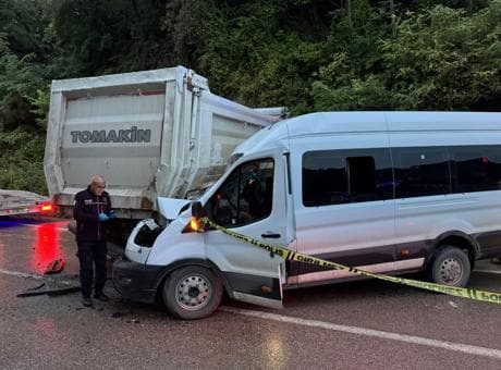 Ordu’da kamyon ile yolcu minibüsü çarpıştı: 1 can kaybı, 23 yaralı