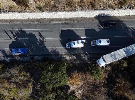Edirne'de kamyonet, karşı şeride geçen TIR'a çarpıp devrildi; 4 yaralı