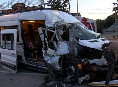 Arnavutköy'de servis minibüsü kamyona çarptı! Yaralılar var