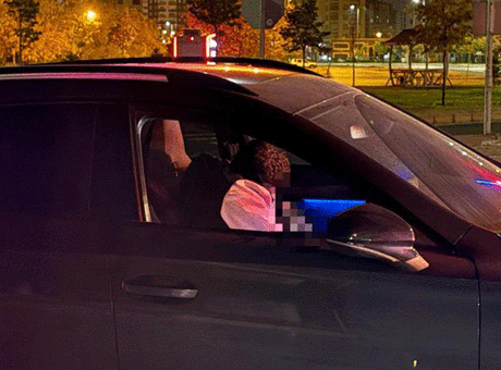 Kırmızı ışıkta uyuyakaldı! Mesleğini söyleyip, polisleri tehdit etti