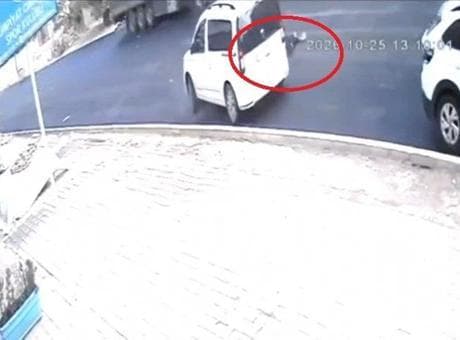Mardin'de otomobil önce araca sonra çocuğa çarptı! Korkunç kaza kamerada