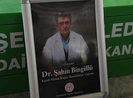 Önce çocuklara can yeleği giydirdi! Tekne faciasında can veren doktor memleketinde toprağa verildi