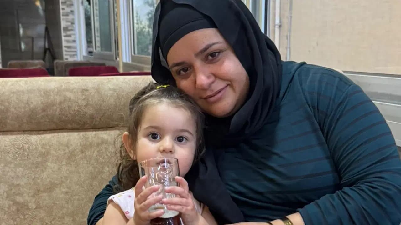 Hatay'da feci kaza! Anne ile 4 yaşındaki kızına otomobil çarptı: Anne öldü, kızı ağır yaralandı
